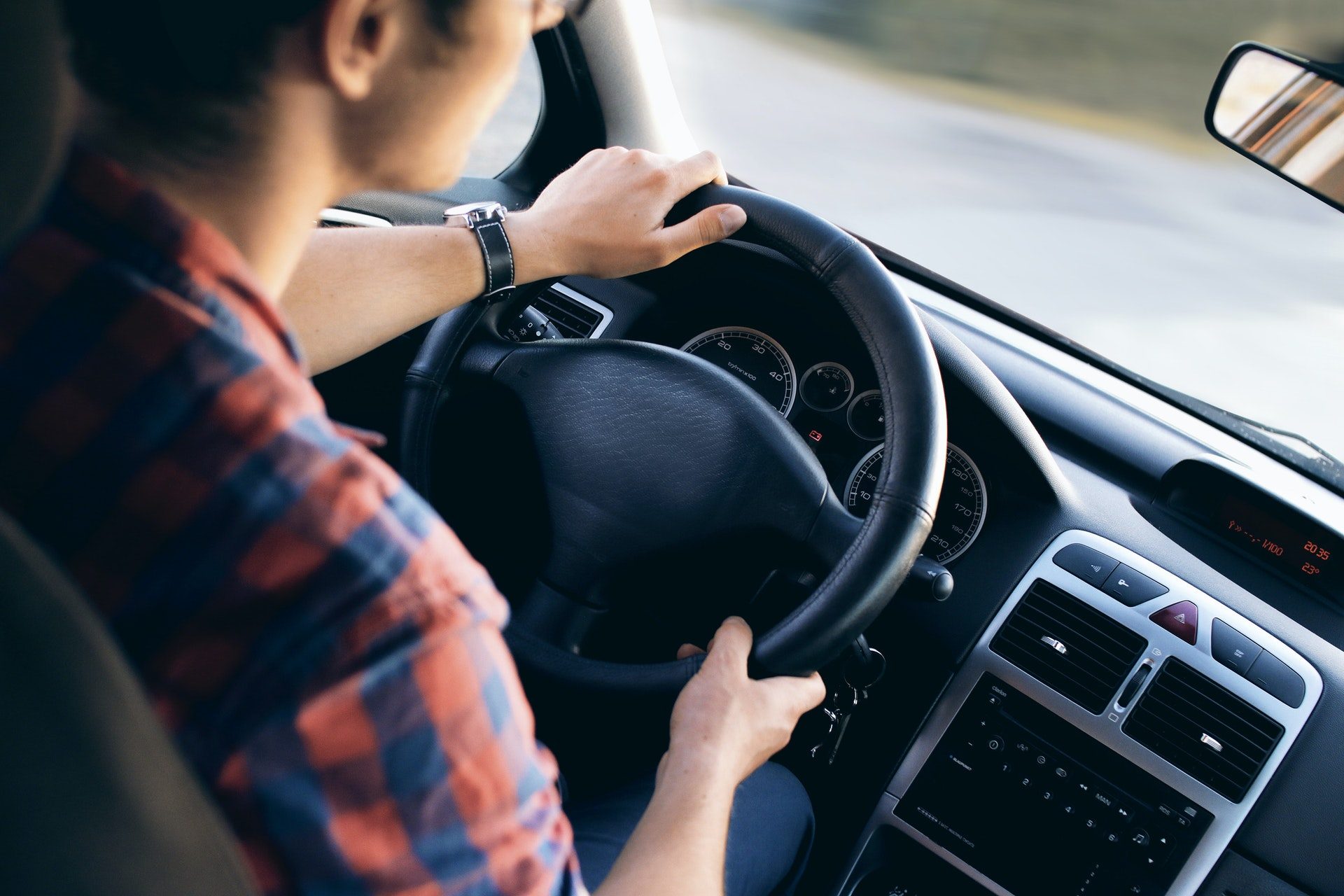 découvrez notre assurance auto spécialement conçue pour les étudiants. protégez votre véhicule à des tarifs avantageux tout en bénéficiant de garanties adaptées à vos besoins. comparez les offres et trouvez la couverture idéale pour rouler l'esprit tranquille!
