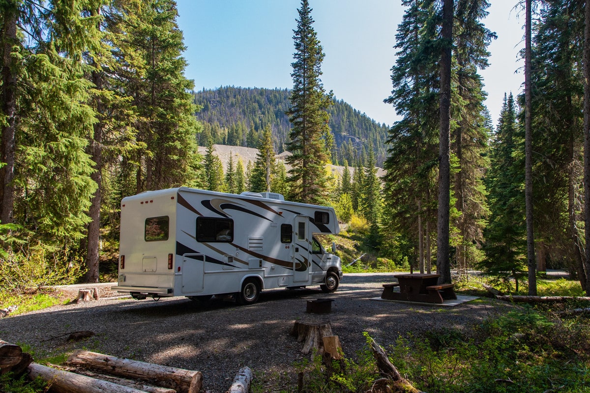 découvrez notre assurance camping-car sur mesure, adaptée à vos besoins pour des voyages sereins. profitez d'une couverture complète et d'un service client dédié pour protéger votre véhicule et passer des vacances inoubliables.
