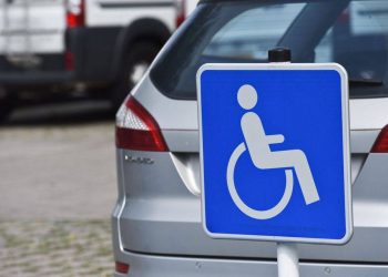 découvrez notre guide complet sur l'assurance auto pour les personnes en situation de handicap. trouvez des conseils, des options adaptées, et des solutions pour garantir votre sécurité et votre confort au volant.