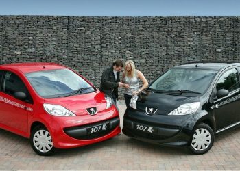 découvrez comment choisir la voiture idéale pour les jeunes : conseils pratiques, critères importants et sélection des modèles adaptés pour allier style, sécurité et budget.