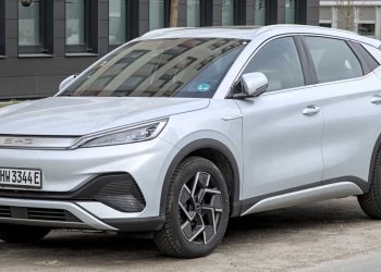 BYD : le géant chinois installe son réseau de superchargeurs pour véhicules électriques en France