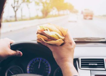 Manger un sandwich au volant : ce que dit vraiment le Code de la route et comment cela peut bouleverser votre pause déjeuner